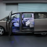 メルセデス・ベンツが「乗用ミニバン」に本気になった！　電動ミニバン「VLE」の後席の豪華さがヤバすぎる