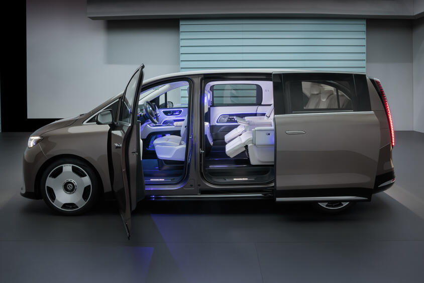 メルセデス・ベンツが「乗用ミニバン」に本気になった！　電動ミニバン「VLE」の後席の豪華さがヤバすぎる
