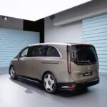 【画像】メルセデス・ベンツが「乗用ミニバン」に本気になった！　電動ミニバン「VLE」の後席の豪華さがヤバすぎる 〜 画像11