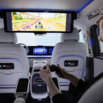 【画像】メルセデス・ベンツが「乗用ミニバン」に本気になった！　電動ミニバン「VLE」の後席の豪華さがヤバすぎる 〜 画像12