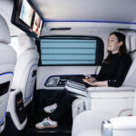 【画像】メルセデス・ベンツが「乗用ミニバン」に本気になった！　電動ミニバン「VLE」の後席の豪華さがヤバすぎる 〜 画像13