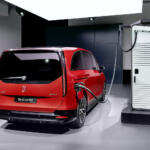 【画像】メルセデス・ベンツが「乗用ミニバン」に本気になった！　電動ミニバン「VLE」の後席の豪華さがヤバすぎる 〜 画像17