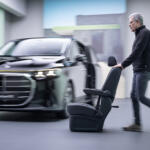 【画像】メルセデス・ベンツが「乗用ミニバン」に本気になった！　電動ミニバン「VLE」の後席の豪華さがヤバすぎる 〜 画像19