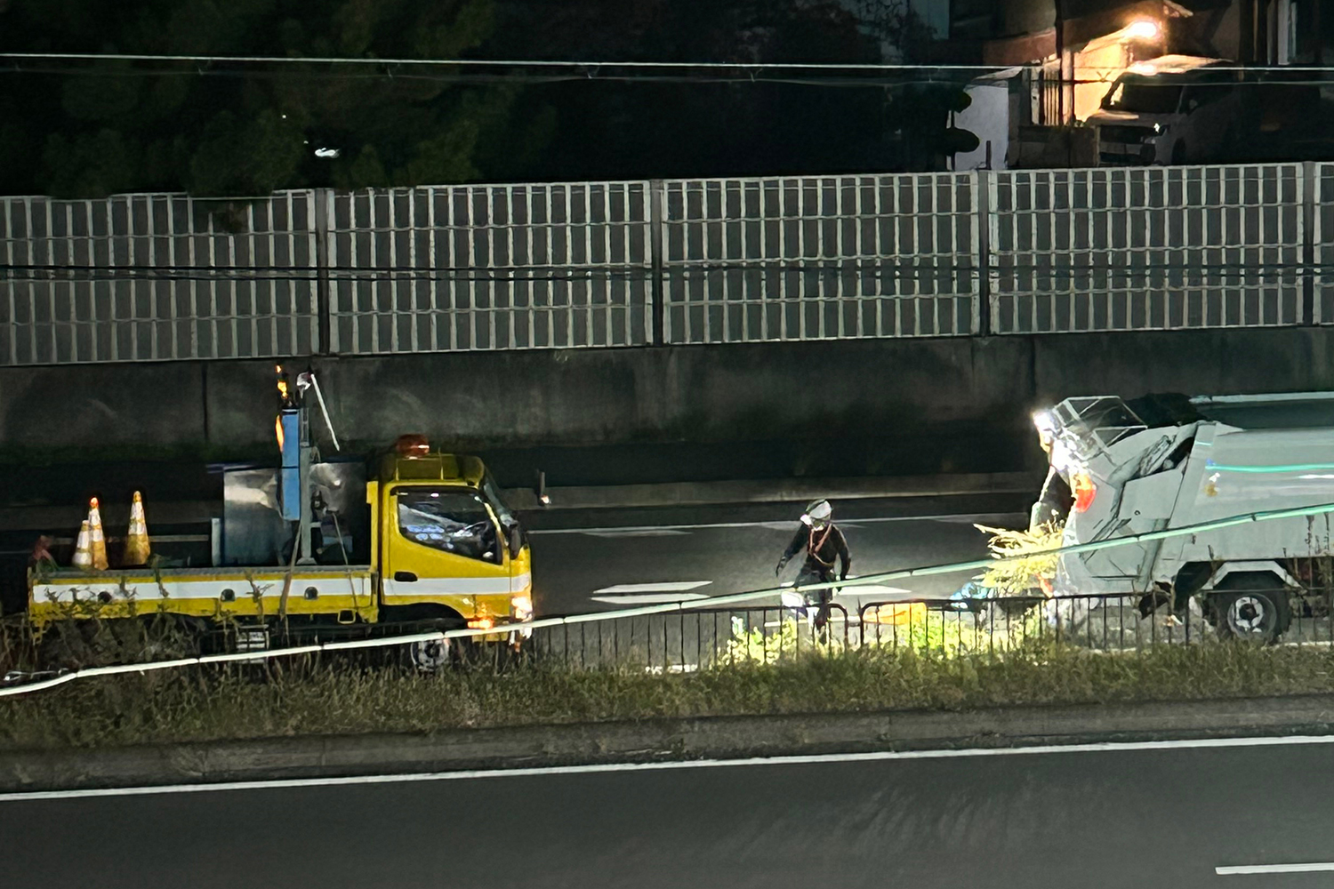 路上で作業をする車両