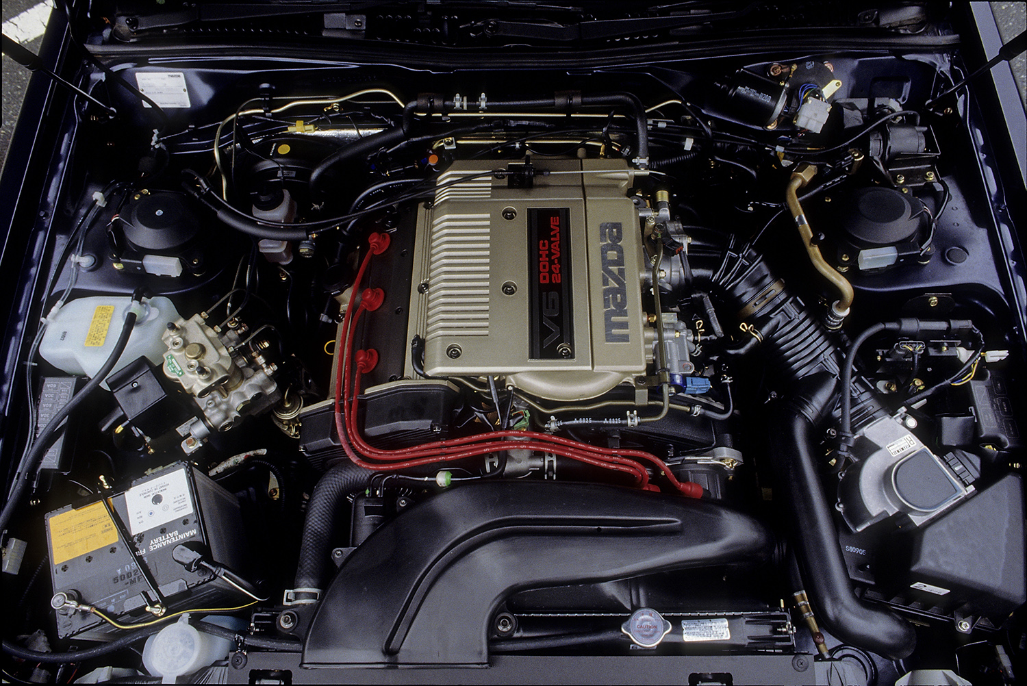 マツダ・ルーチェのエンジンルーム