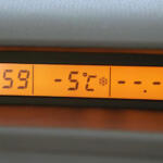 【画像】外気温計も０度を上まわってるし……は危険な思い込み！　気温だけじゃわからない路面凍結の恐怖 〜 画像1