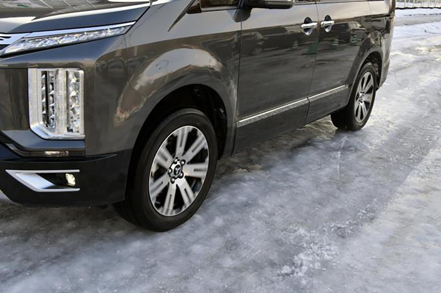 路面が凍結する条件とその理由