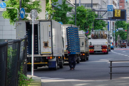 大阪でのトラック路駐取り締まりにドライバー擁護の声も多数！　違反とわかっても路駐しなきゃ仕事にならないドライバーの苦悩