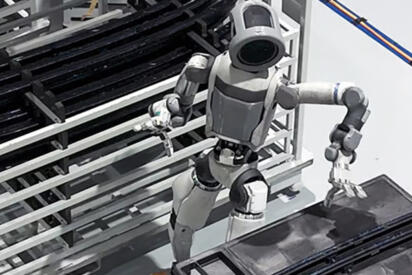 同じ自動運転バスでも人型ロボットが運転したほうが安心？　利用客は自動運転バスにまだまだ「抵抗アリ」だった