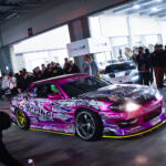 【画像】物流倉庫貸し切りの超ド派手な屋内ドリフトイベントに5000人が熱狂!!　F1マシンまで飛び出した「Red Bull Tokyo Drift 2026」が鳥肌モノ！ 〜 画像35