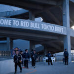 【画像】物流倉庫貸し切りの超ド派手な屋内ドリフトイベントに5000人が熱狂!!　F1マシンまで飛び出した「Red Bull Tokyo Drift 2026」が鳥肌モノ！ 〜 画像39