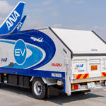【画像】飛行機乗る前にちょっと注目してみて！　いすゞのEVトラック「エルフEV」がANAの手荷物運搬車に採用された!! 〜 画像1