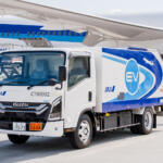 飛行機乗る前にちょっと注目してみて！　いすゞのEVトラック「エルフEV」がANAの手荷物運搬車に採用された!!