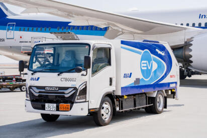 飛行機乗る前にちょっと注目してみて！　いすゞのEVトラック「エルフEV」がANAの手荷物運搬車に採用された!!