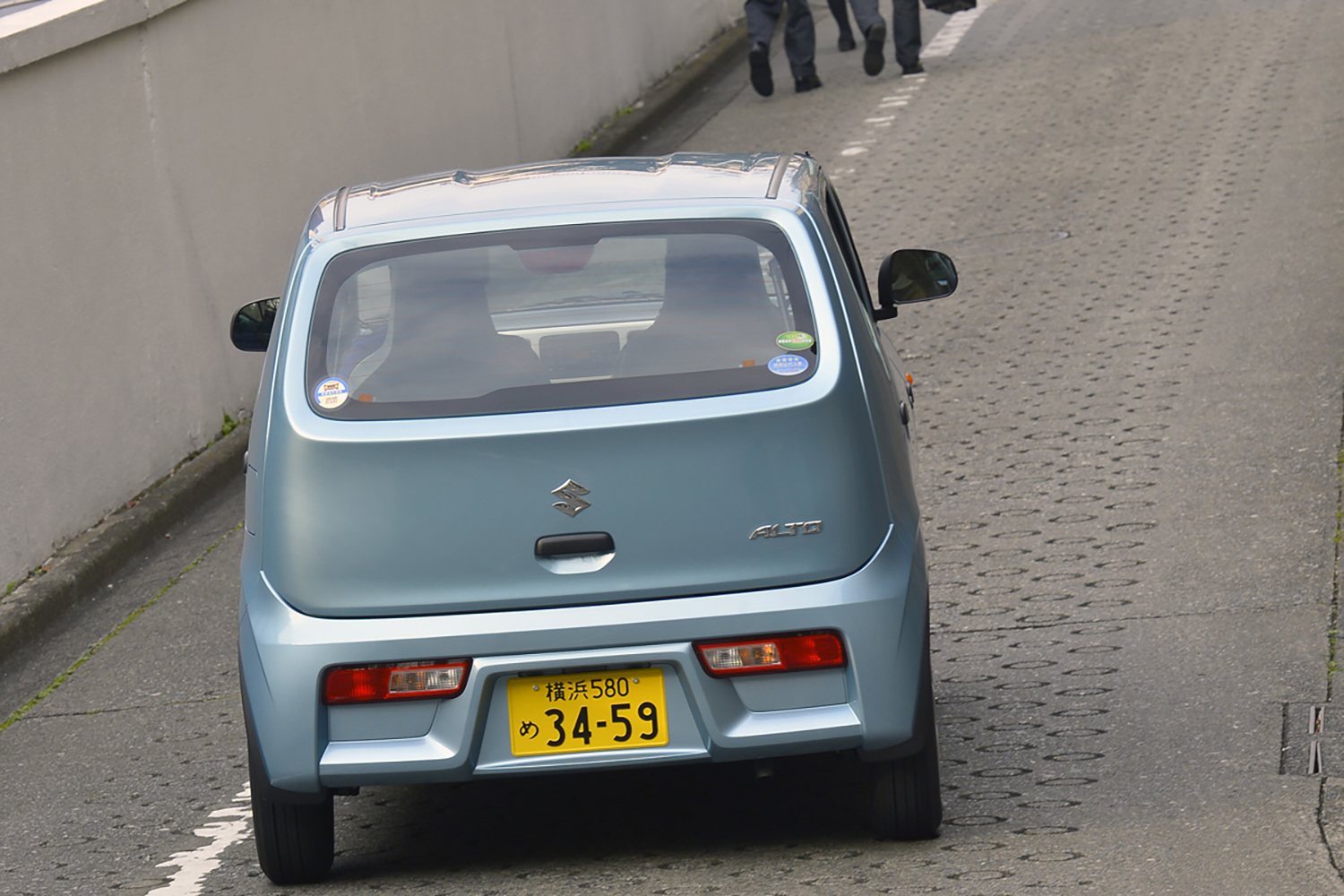 登坂する軽自動車 〜 画像1