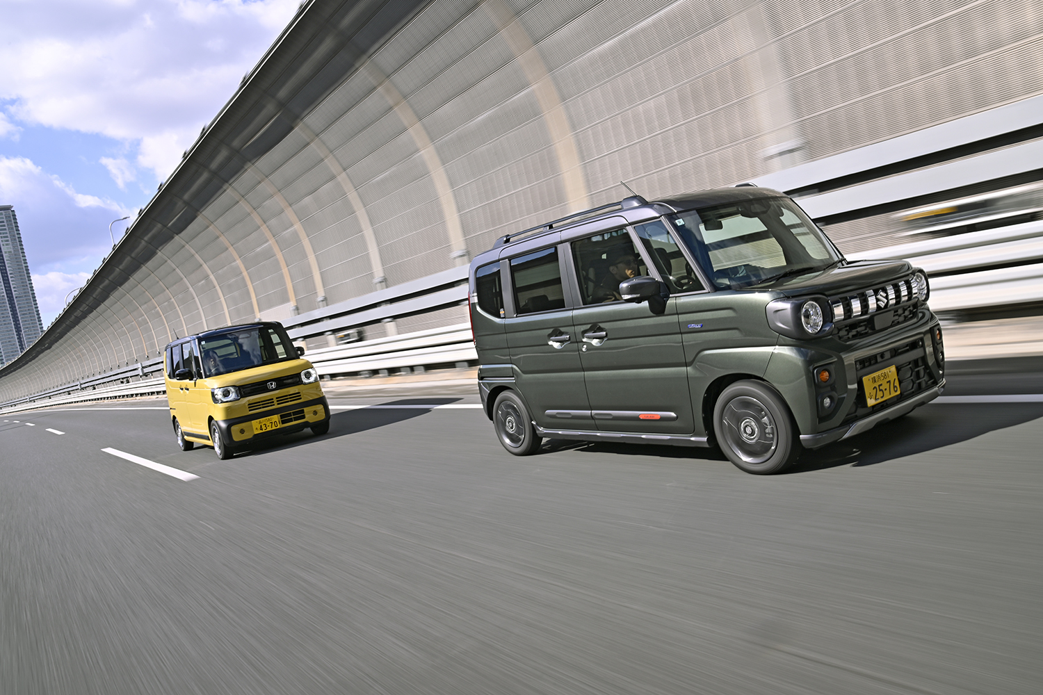 高速道路を走行する軽自動車