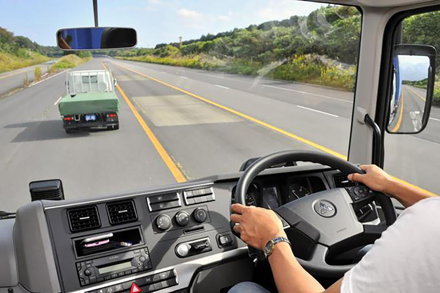 トラックの運転席からの視界