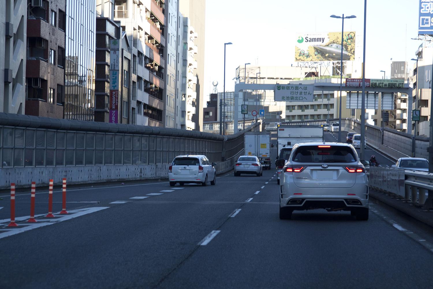 減速をブレーキランプで報せる