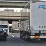 「トラックってトロいし邪魔」とか思うかもしれないがちょっと聞いて！　トラックドライバーが乗用車に望む運転とは？