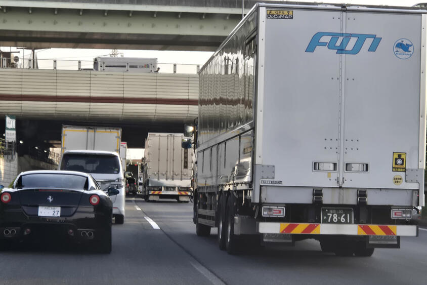 「トラックってトロいし邪魔」とか思うかもしれないがちょっと聞いて！　トラックドライバーが乗用車に望む運転とは？