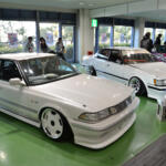 【画像】BOUSOUZOKU流儀のシャコタンで1980年代魂の健在！　令和になっても懐かしのGX71マークIIのカスタムが輝いていた【大阪オートメッセ2026】 〜 画像3