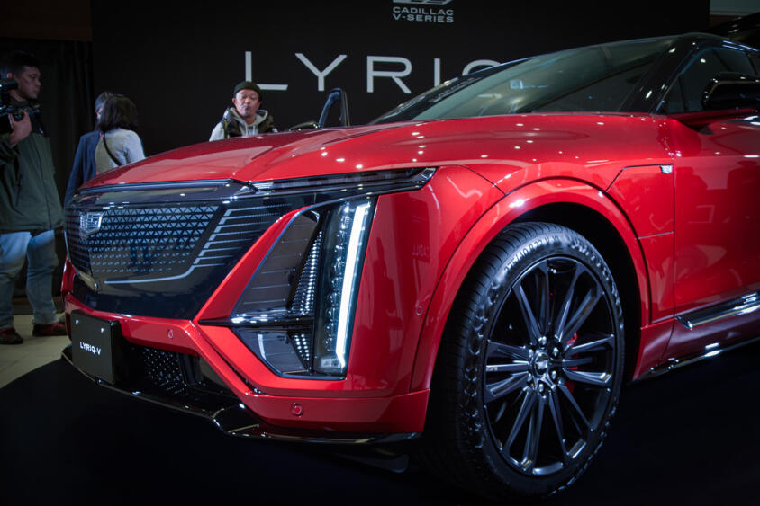 キャデラックの電気自動車SUVにバカッ速モデルが爆誕！　日本で発表されたリリックＶのパフォーマンスがヤバすぎる