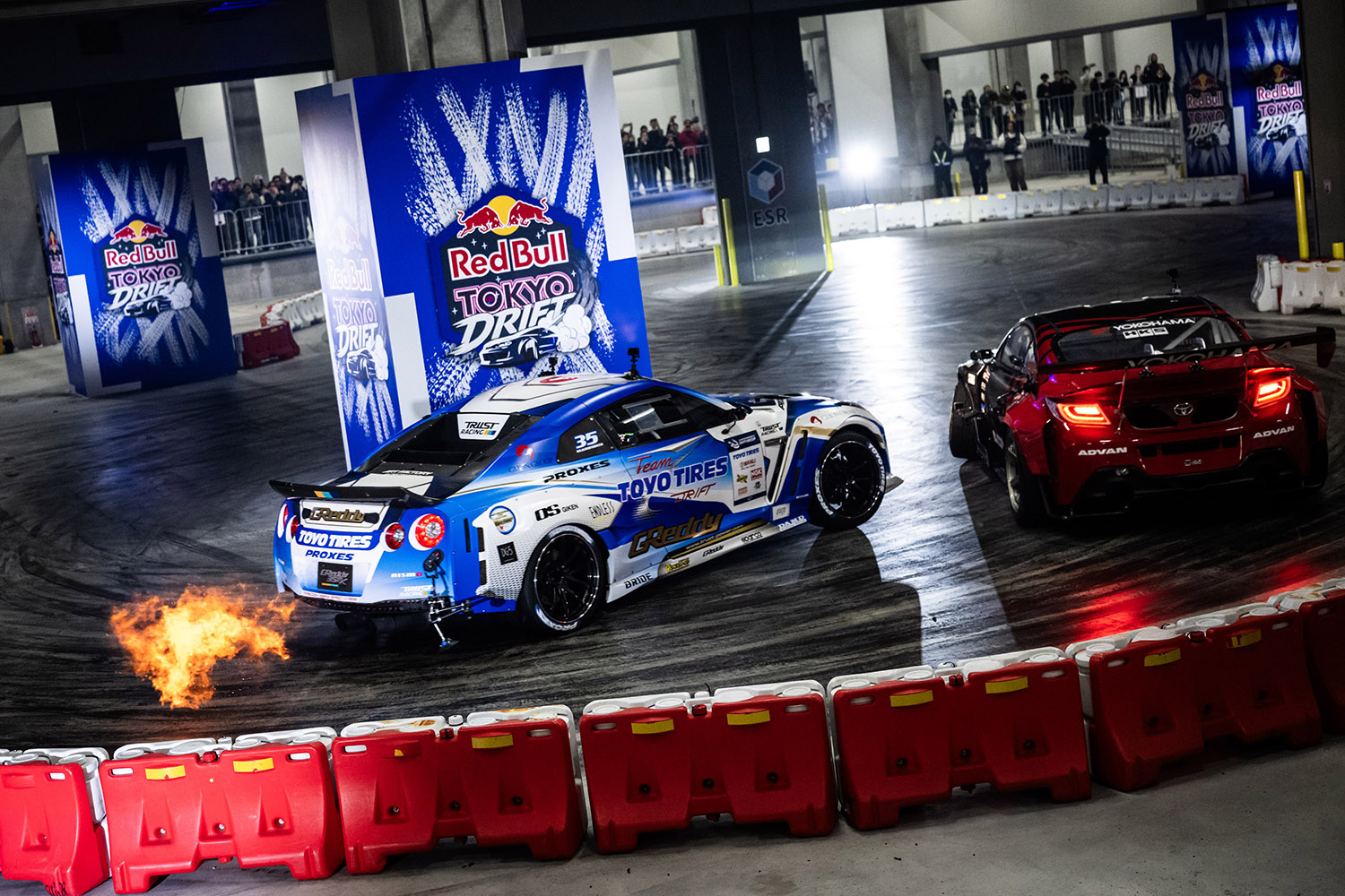 物流倉庫貸し切りの超ド派手な屋内ドリフトイベントに5000人が熱狂!!　F1マシンまで飛び出した「Red Bull Tokyo Drift 2026」が鳥肌モノ！