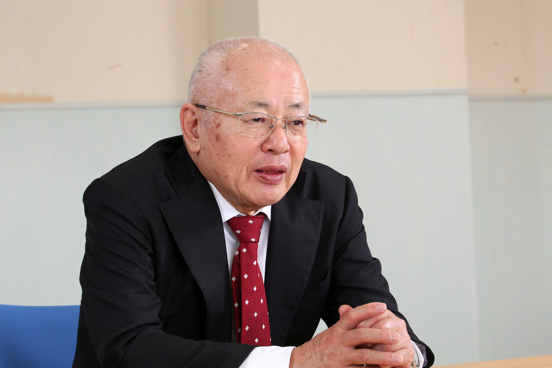 WEB CARTOPのインタビューに応じる坂東正明代表