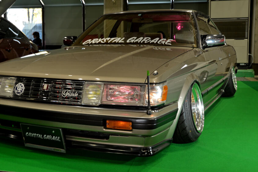 BOUSOUZOKU流儀のシャコタンで1980年代魂の健在！　令和になっても懐かしのGX71マークIIのカスタムが輝いていた【大阪オートメッセ2026】