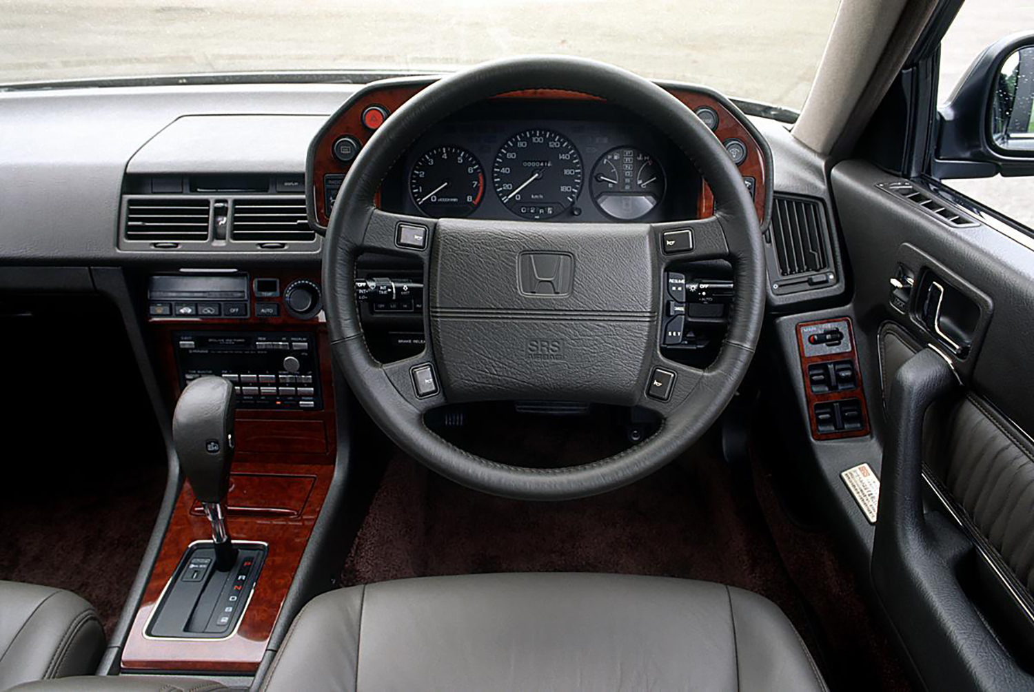 ホンダ・レジェンド（初代）の車内
