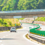 ただ地形に合わせてカーブしているだけじゃなかった！　 高速道路が安全に走れるのは「クロソイド曲線」と「カント」のおかげ