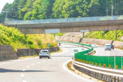 ただ地形に合わせてカーブしているだけじゃなかった！　 高速道路が安全に走れるのは「クロソイド曲線」と「カント」のおかげ