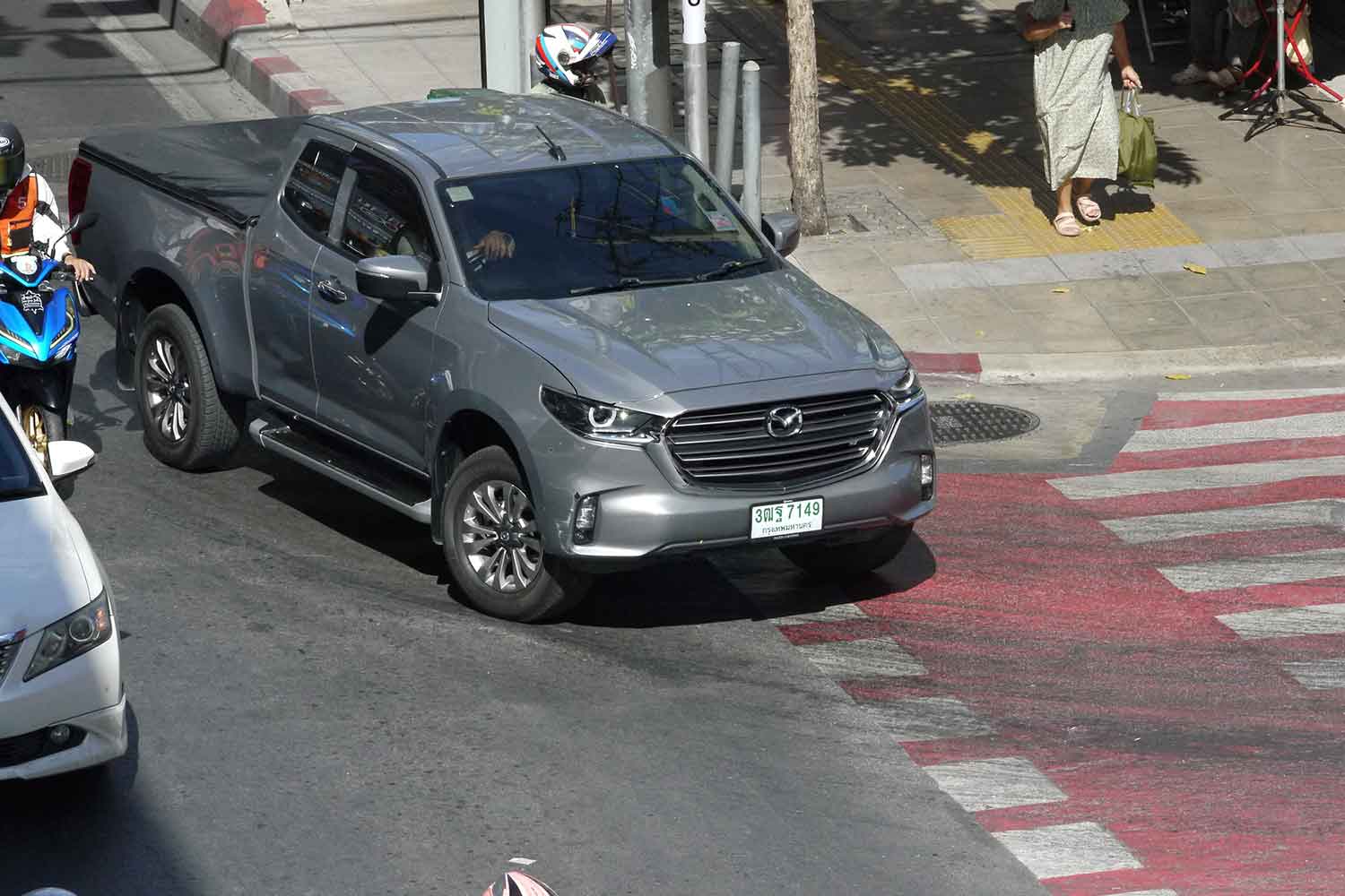 バンコクを走るピックアップトラック（マツダ BT-50）