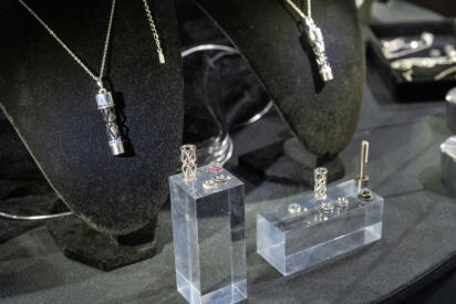 本当にベルガーがF1で使っていたパーツがアクセサリーに！　レースファン垂涎のアイテムの正体とは