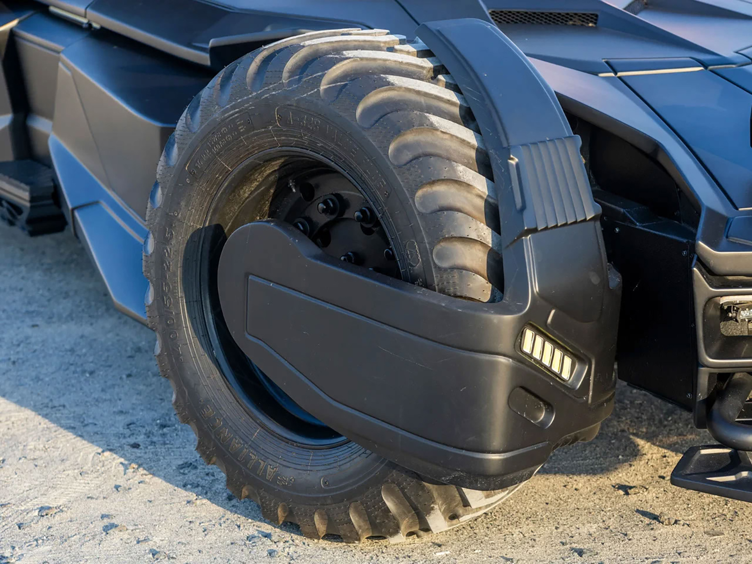 常軌を逸した究極の魔改造マシン「AVG バットモービル・トリビュート」の狂気 〜 画像2