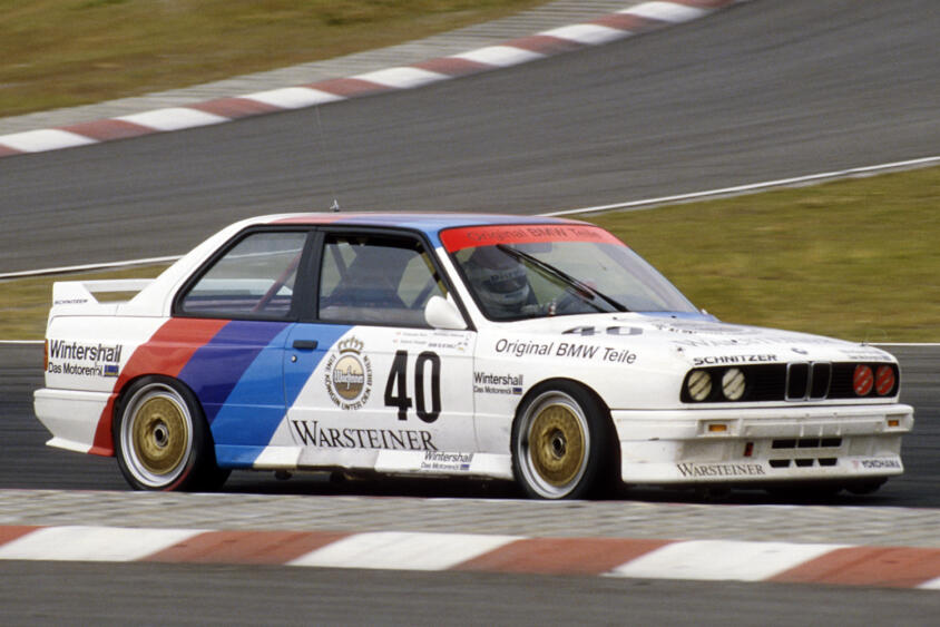 当たり前のように見てるけどなんで「赤・青・ネイビー」の３色？　BMWのハイパフォーマンス部門「Ｍ」の色の秘密