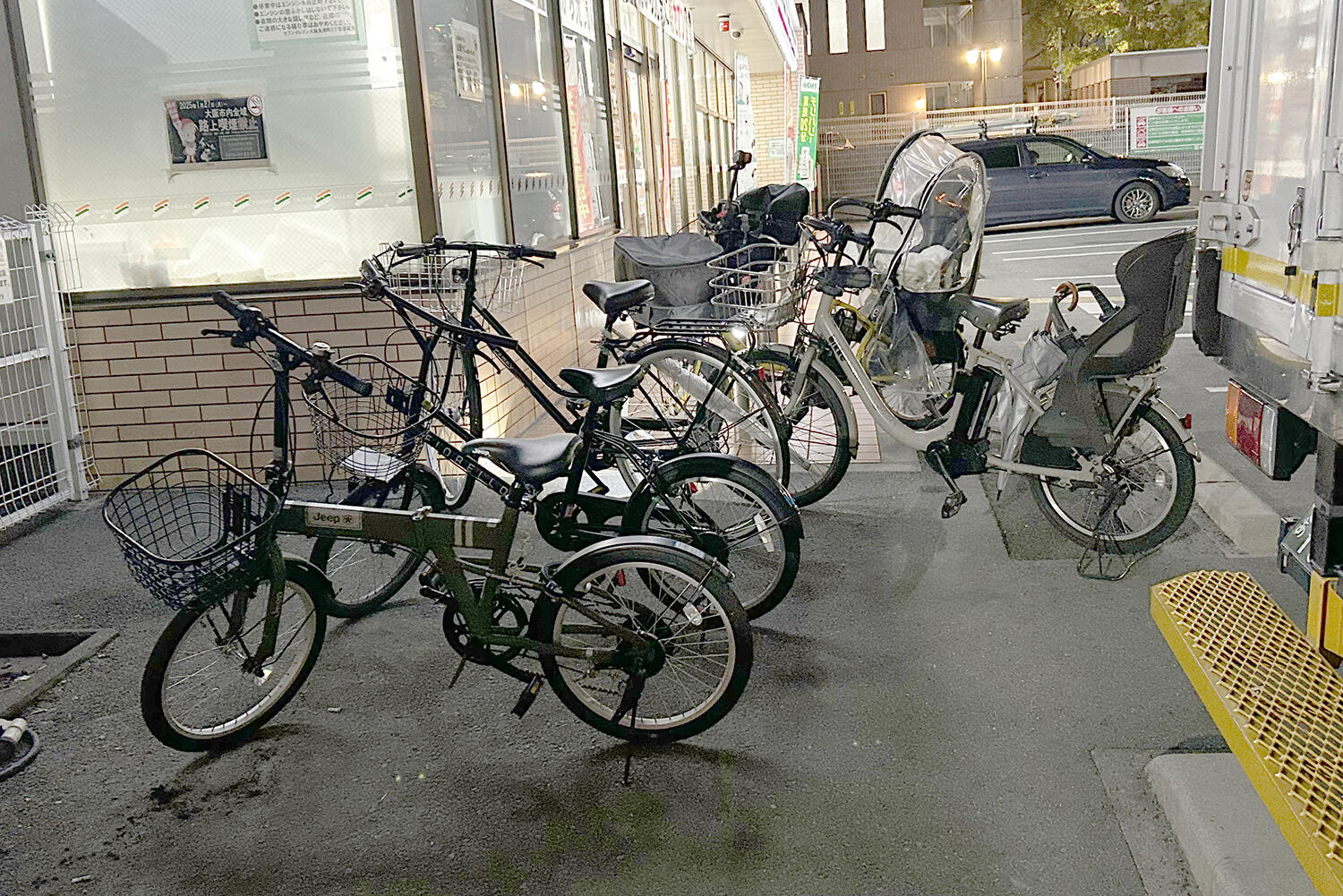 コンビニに置かれた自転車のイメージ