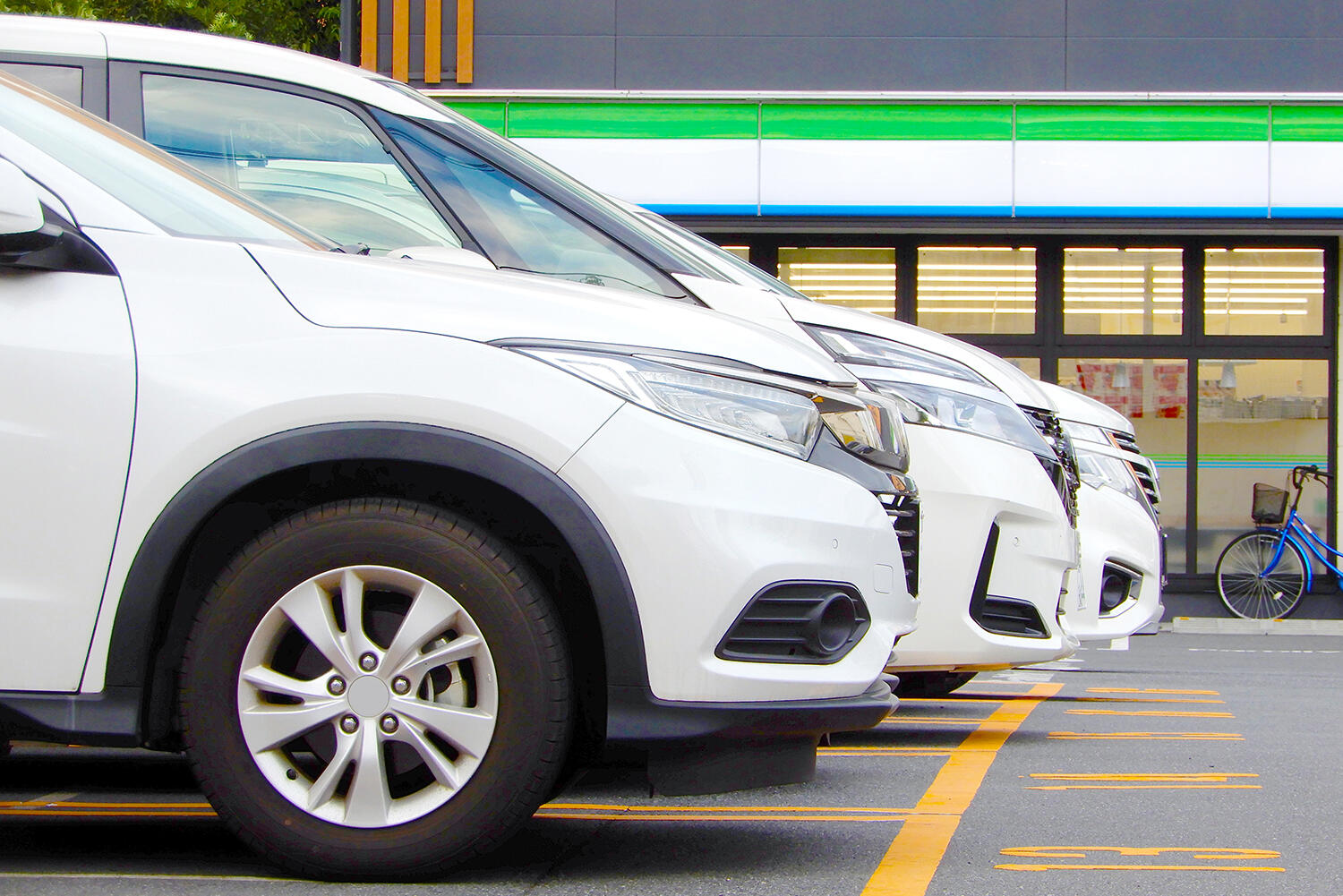 コンビニの駐車場のイメージ