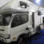 トラックベースのキャンピングカー「キャブコン」じゃ乗り心地にも限界が……そこで登場したキャンピングカー専用シャシーがいま注目を集めている