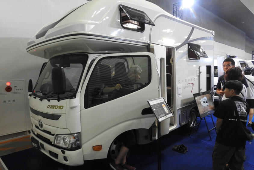 トラックベースのキャンピングカー「キャブコン」じゃ乗り心地にも限界が……そこで登場したキャンピングカー専用シャシーがいま注目を集めている
