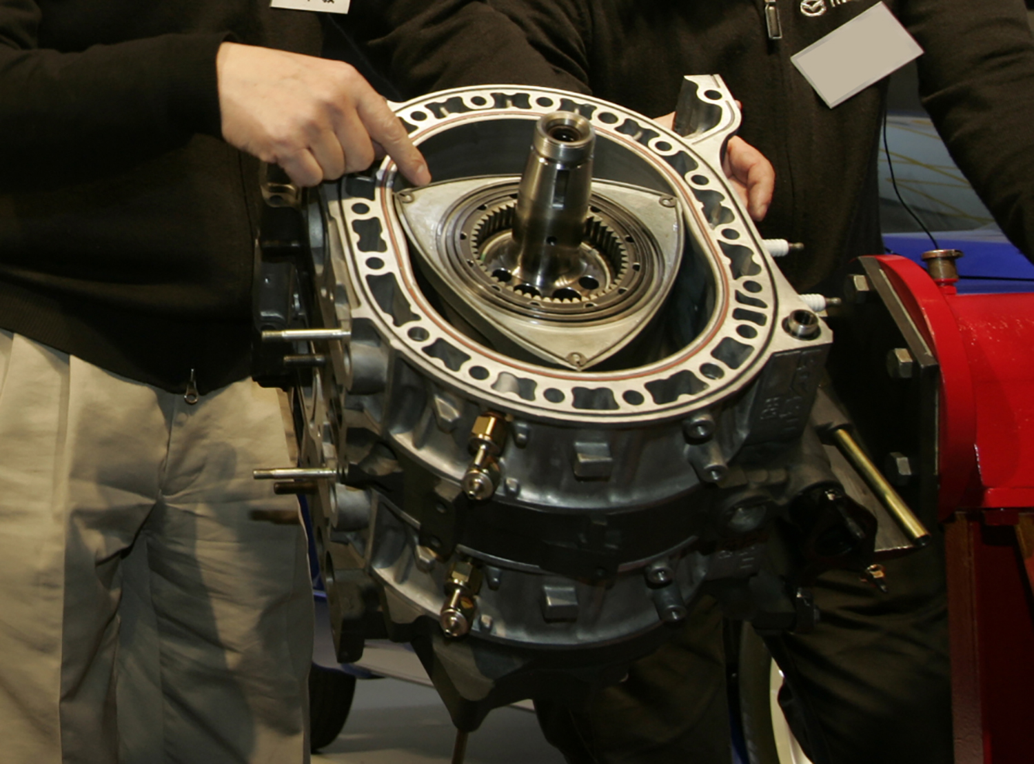 ロータリーエンジンを整備する様子