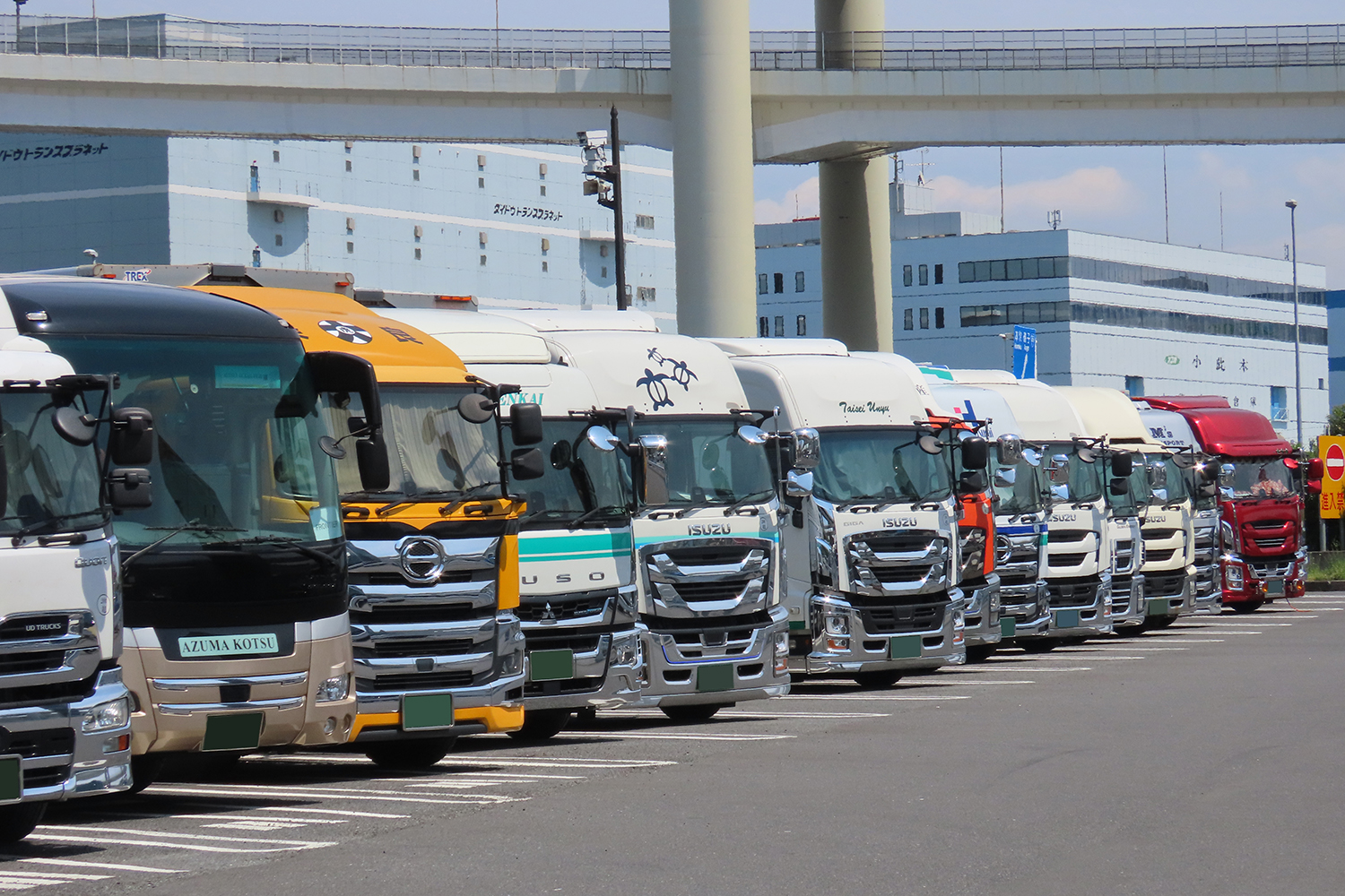 休憩中のトラックたち