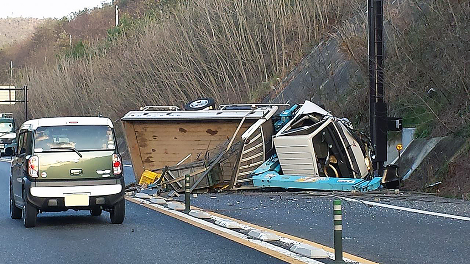 事故を起こしたトラックのイメージ