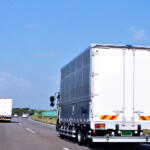 【画像】中古の４速MT軽バンを運ぶ仕事で実感！　高速の大型トラックを「邪魔」がっちゃイカン!! 〜 画像3