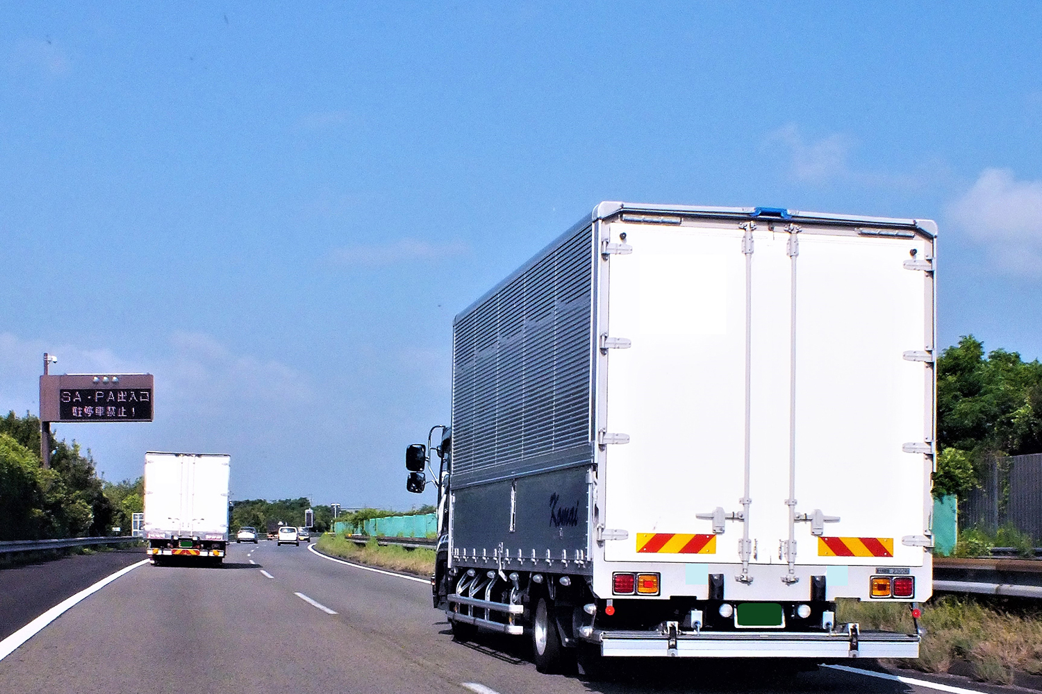 追越車線を走るトラック