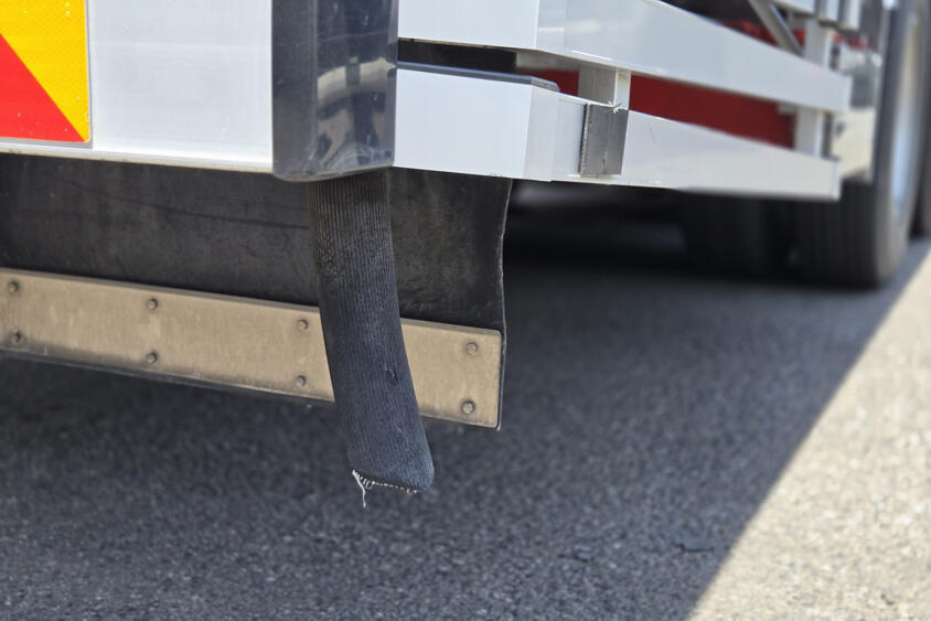 トラックの後方に生えてる黒い「象牙」のようなシロモノはなに？　機能部品でもありドレスアップパーツでもあるアイテムの正体とは