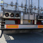 【画像】トラックの後方に生えてる黒い「象牙」のようなシロモノはなに？　機能部品でもありドレスアップパーツでもあるアイテムの正体とは 〜 画像4