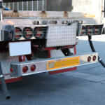 【画像】トラックの後方に生えてる黒い「象牙」のようなシロモノはなに？　機能部品でもありドレスアップパーツでもあるアイテムの正体とは 〜 画像2