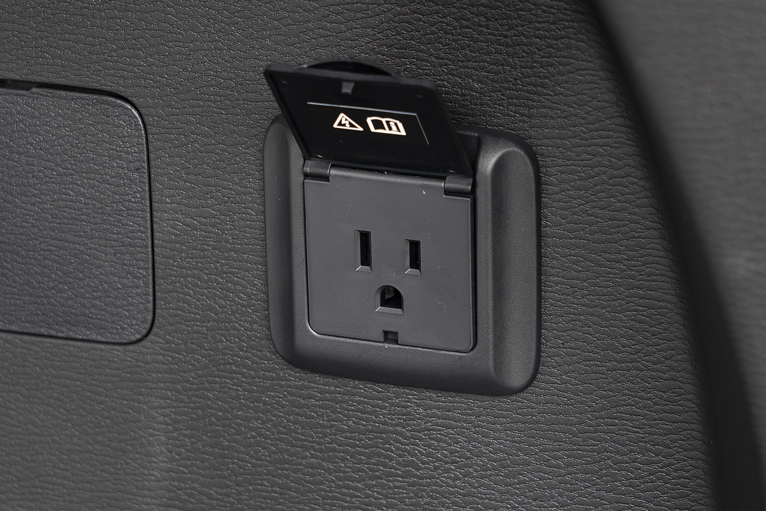 三菱 アウトランダーPHEVのコンセント部分