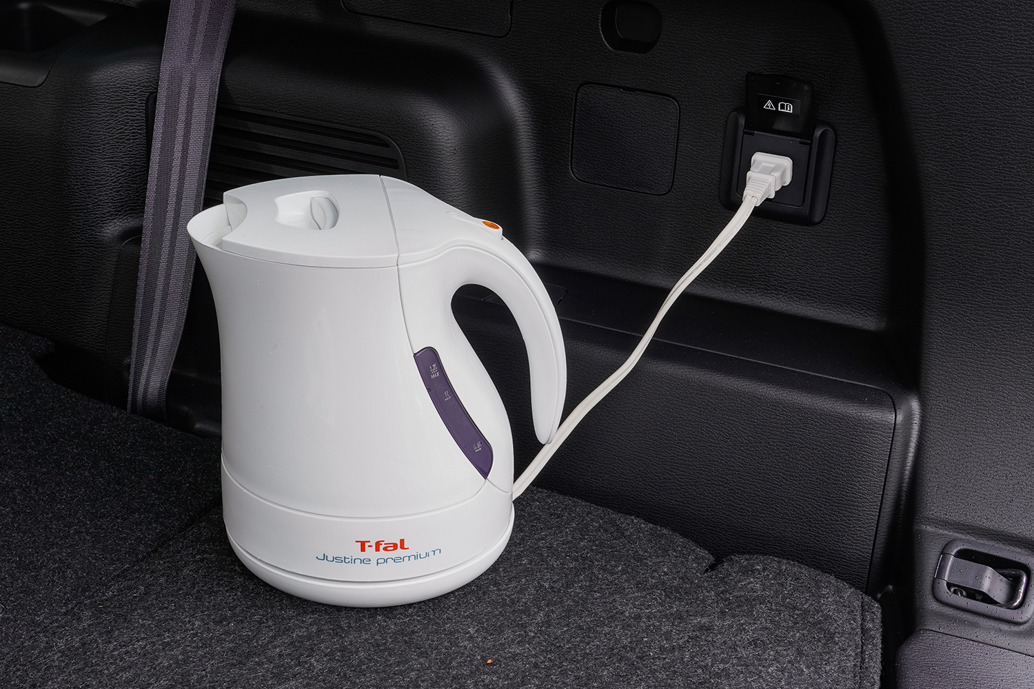 三菱 アウトランダーPHEVで電気ケトルを使うイメージ